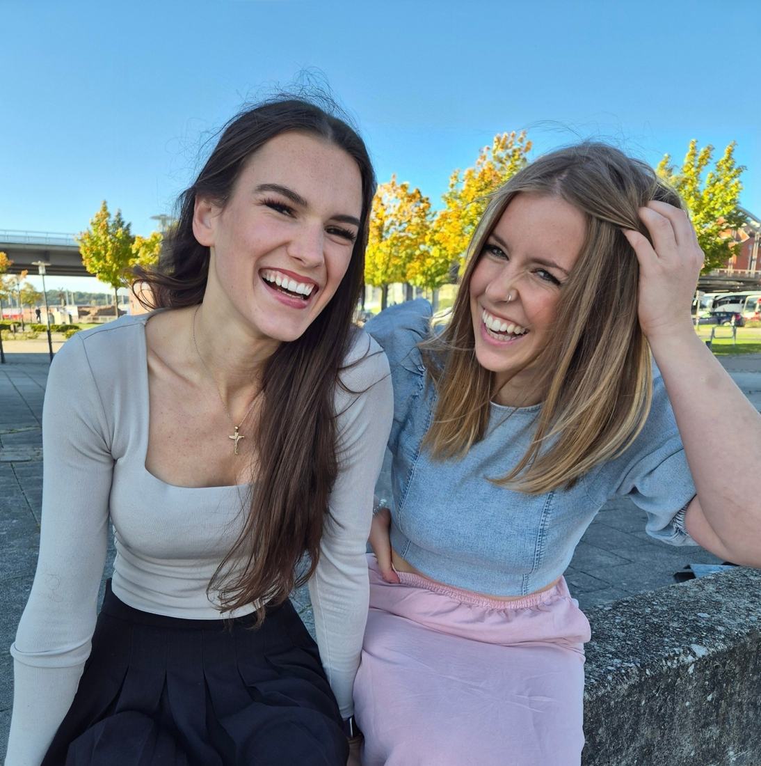 Kristina und Rebecca lachen in der Herbstsonne