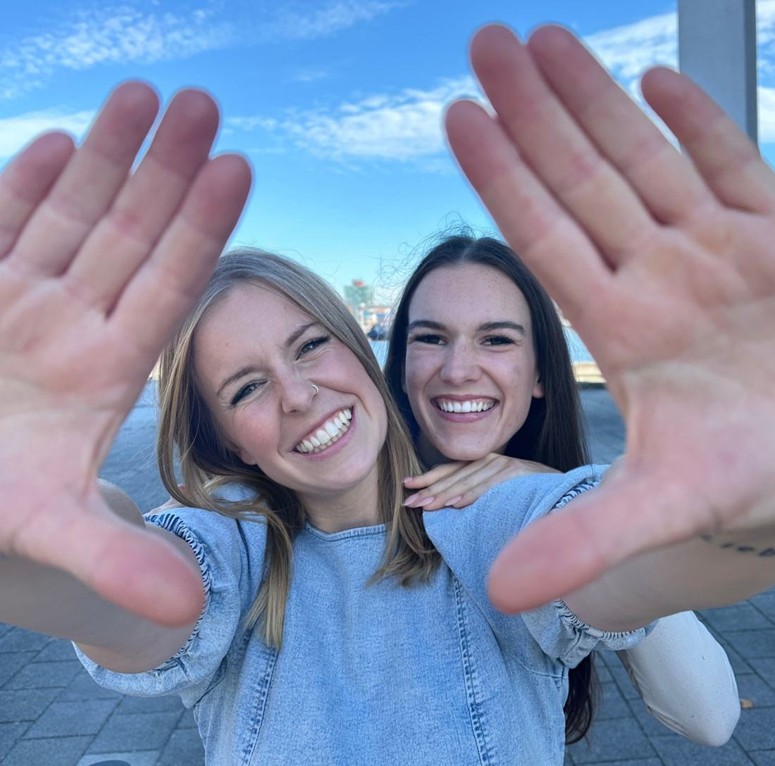 Kristina und Rebecca formen mit den Händen einen Bildrahmen