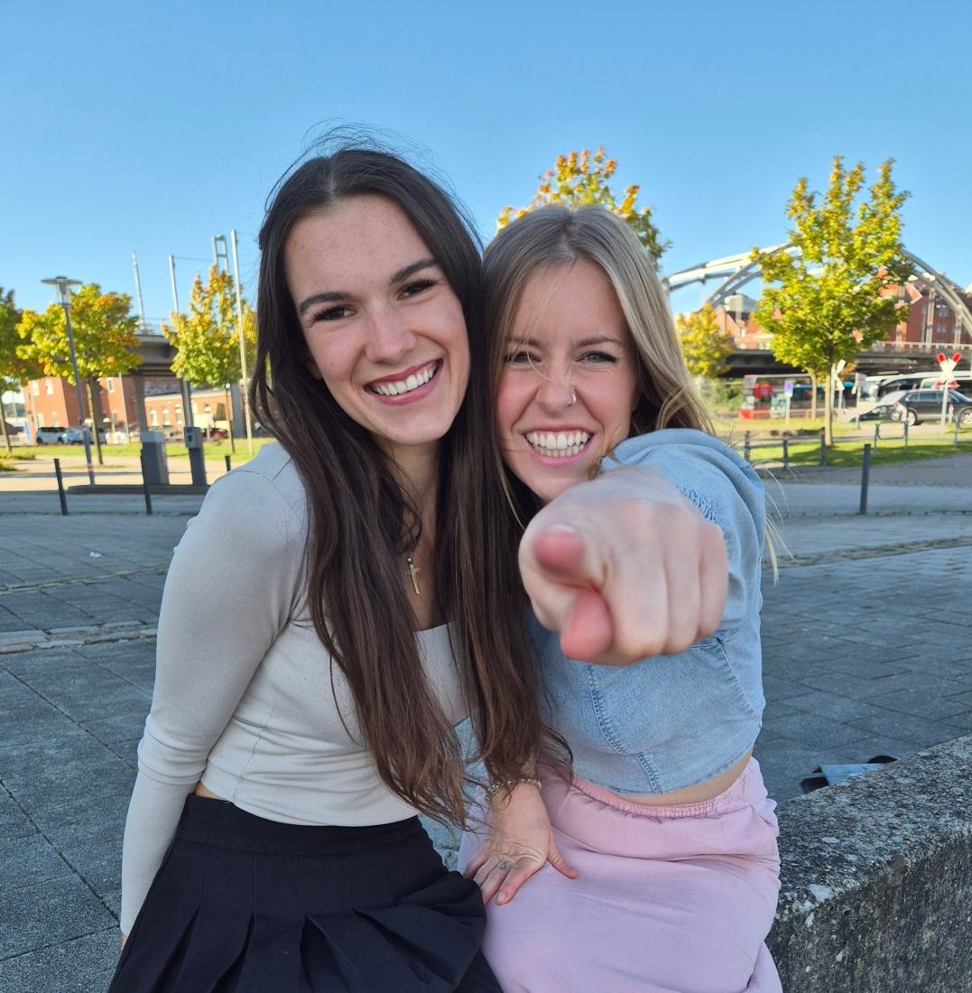 Kristina und Rebecca von Hallo Renate, Kristina zeigt lachend in die Kamera